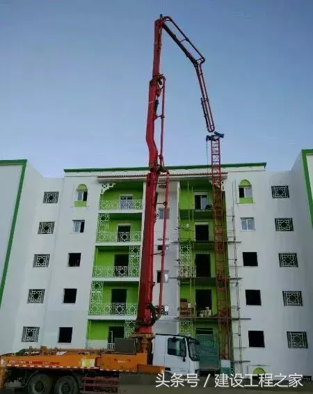 泵车和吊车，工地里的“真兄弟”？