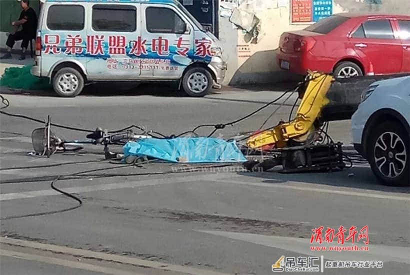 突发 渭南城区一吊车臂突然倒下 导致过路行人一死一伤