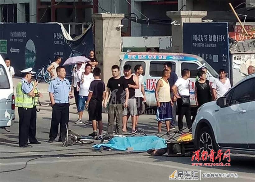 突发 渭南城区一吊车臂突然倒下 导致过路行人一死一伤