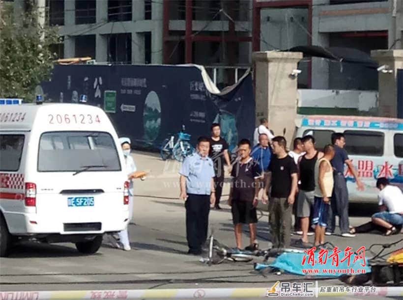 突发 渭南城区一吊车臂突然倒下 导致过路行人一死一伤