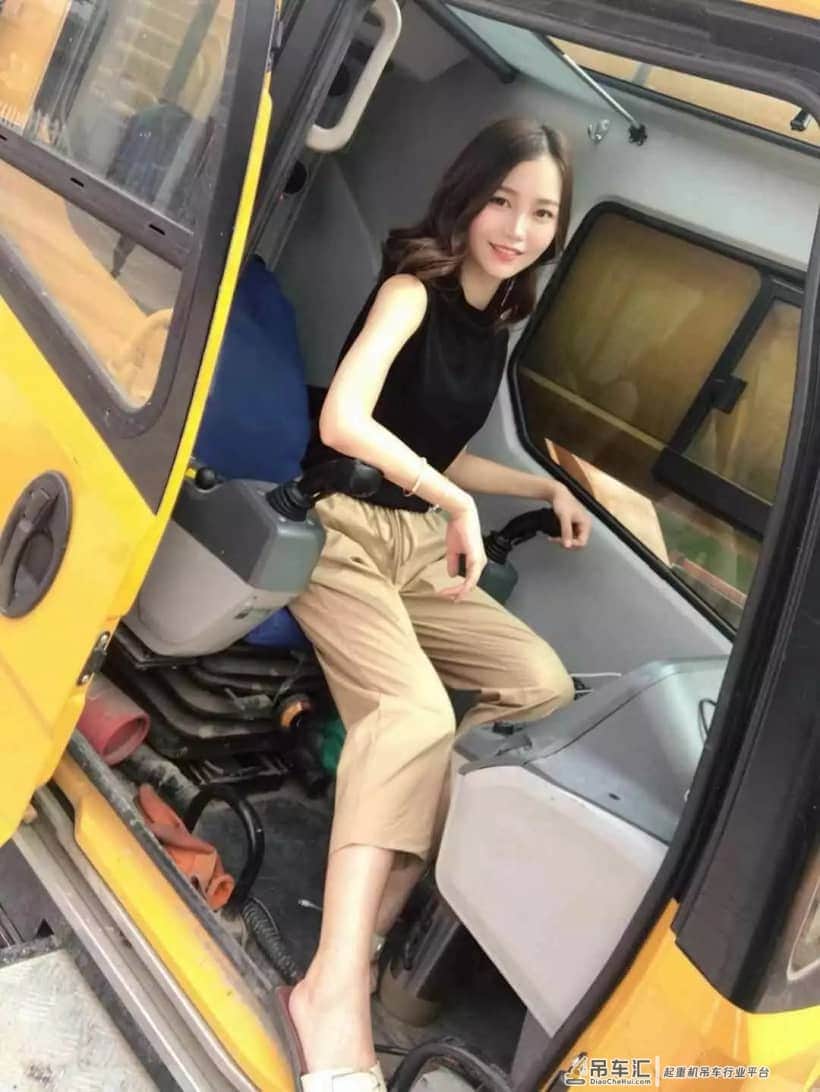 这妹子也太美了吧？又骗我去工地开吊车？