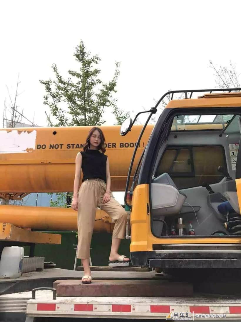 这妹子也太美了吧?又骗我去工地开吊车?