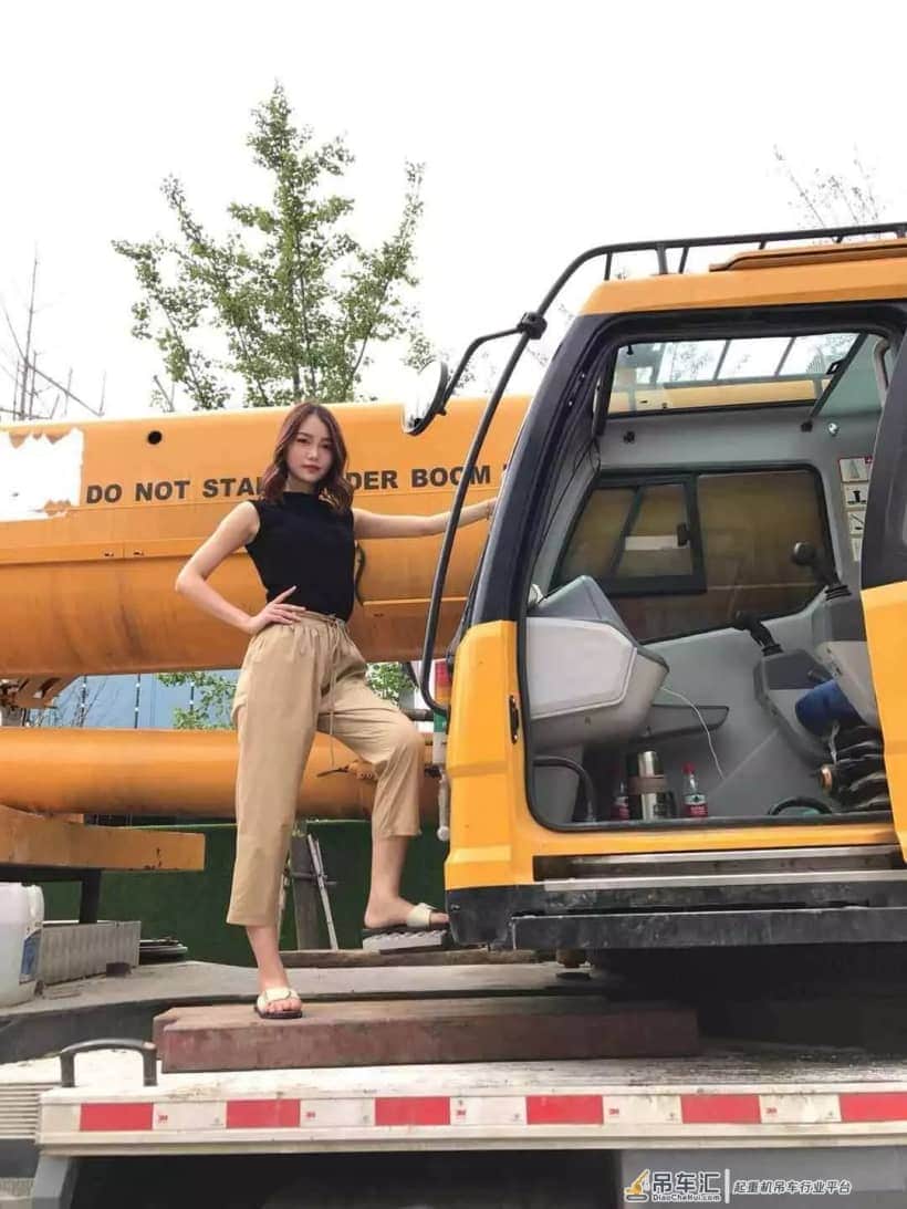 这妹子也太美了吧?又骗我去工地开吊车?