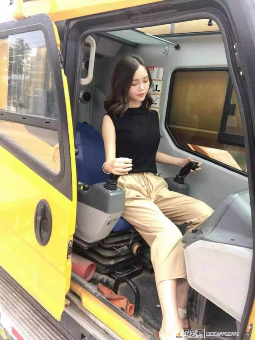 这妹子也太美了吧?又骗我去工地开吊车?
