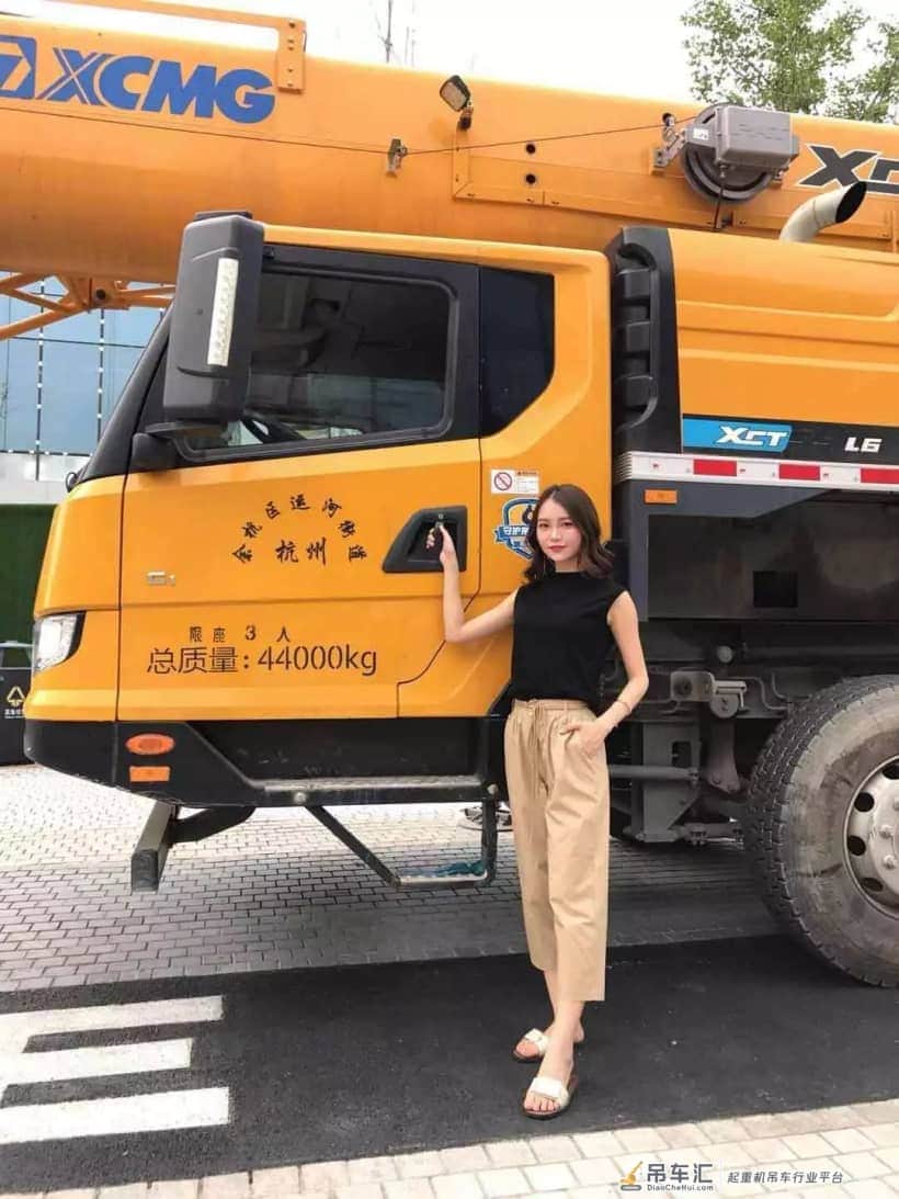 这妹子也太美了吧?又骗我去工地开吊车?