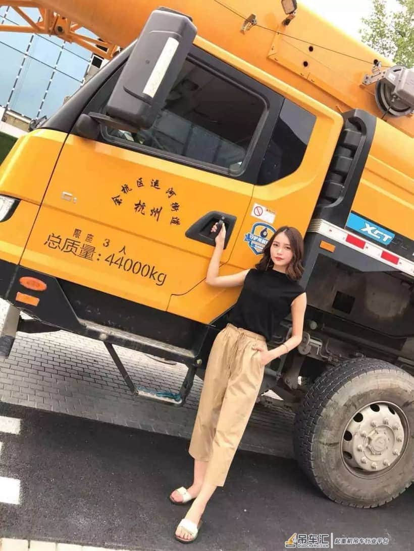 这妹子也太美了吧?又骗我去工地开吊车?