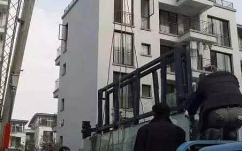 4米大鱼缸建设在顶楼，拆掉屋子的一面墙，专门往里吊玻璃！