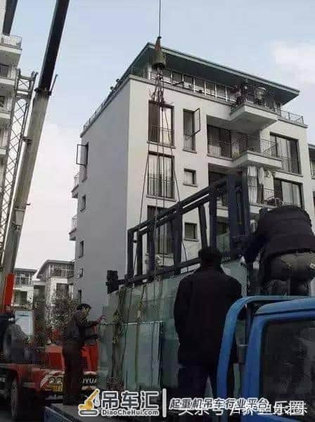 4米大鱼缸建设在顶楼，拆掉屋子的一面墙，专门往里吊玻璃！