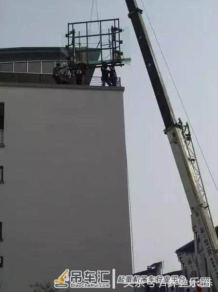 4米大鱼缸建设在顶楼,拆掉屋子的一面墙,专门往里吊玻璃!