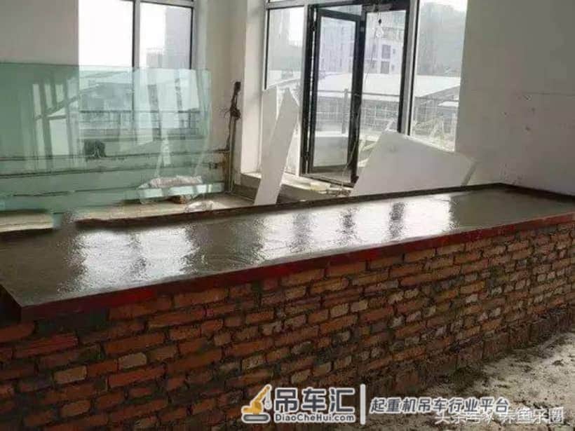 4米大鱼缸建设在顶楼,拆掉屋子的一面墙,专门往里吊玻璃!