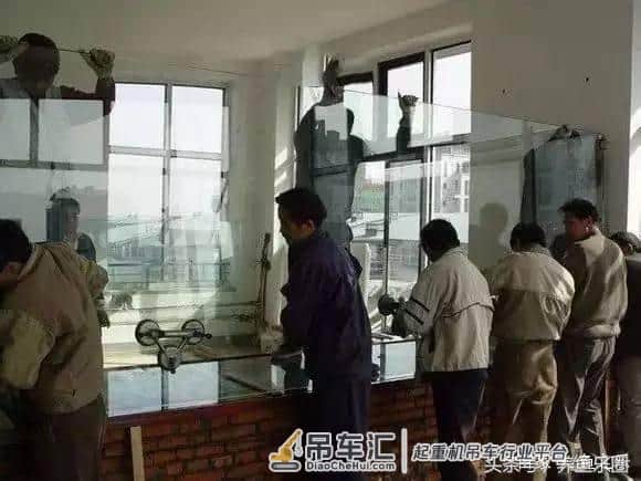 4米大鱼缸建设在顶楼,拆掉屋子的一面墙,专门往里吊玻璃!