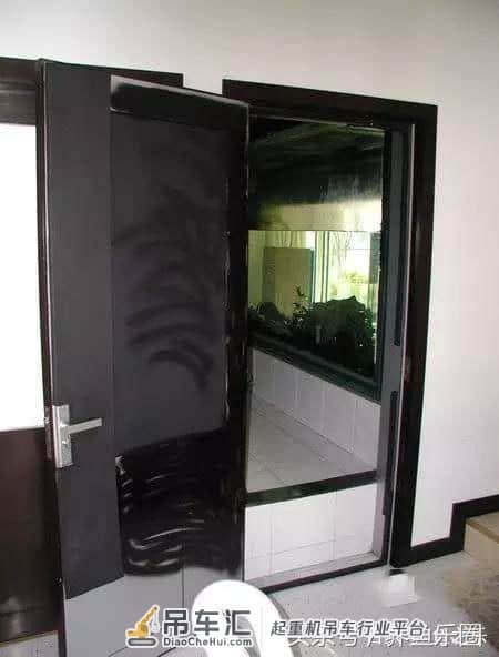 4米大鱼缸建设在顶楼,拆掉屋子的一面墙,专门往里吊玻璃!