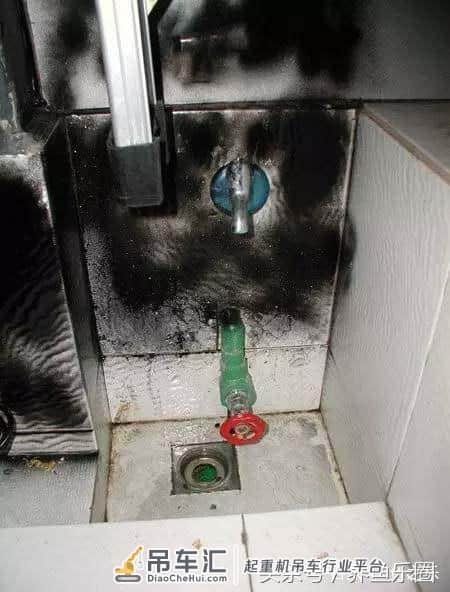 4米大鱼缸建设在顶楼,拆掉屋子的一面墙,专门往里吊玻璃!