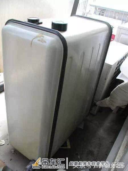 4米大鱼缸建设在顶楼,拆掉屋子的一面墙,专门往里吊玻璃!