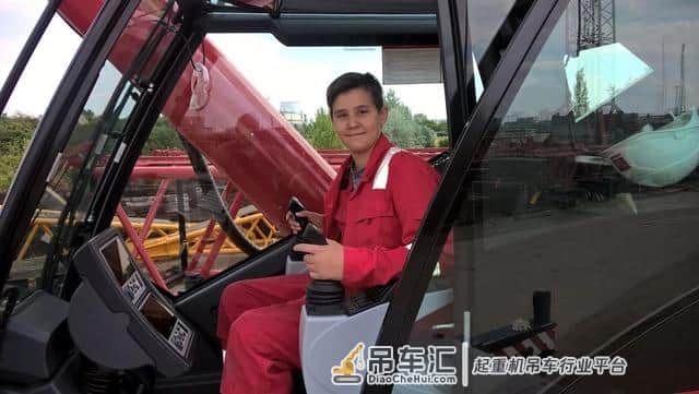 全球最壕吊装公司:顶级吊车全都有,自己还做了个3000t起重机!
