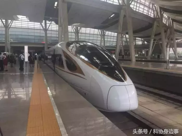 科技快报:全球最长高速列车、18个量子比特纠缠、世界最长海底航油管道通油、中国造5000吨打捞起重船……
