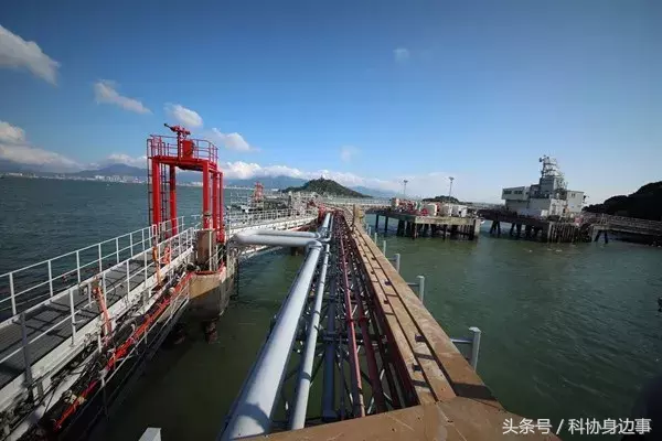 科技快报:全球最长高速列车、18个量子比特纠缠、世界最长海底航油管道通油、中国造5000吨打捞起重船……