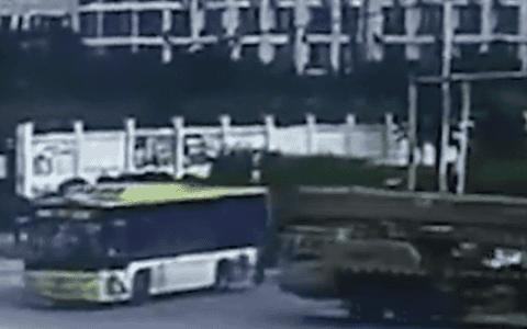 海南：吊车闯红灯拦腰猛撞公交车 致1死8伤 路人：这下可严重了