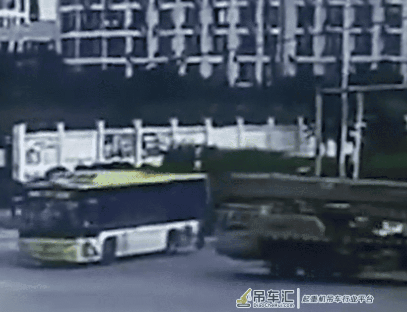 海南:吊车闯红灯拦腰猛撞公交车 致1死8伤 路人:这下可严重了