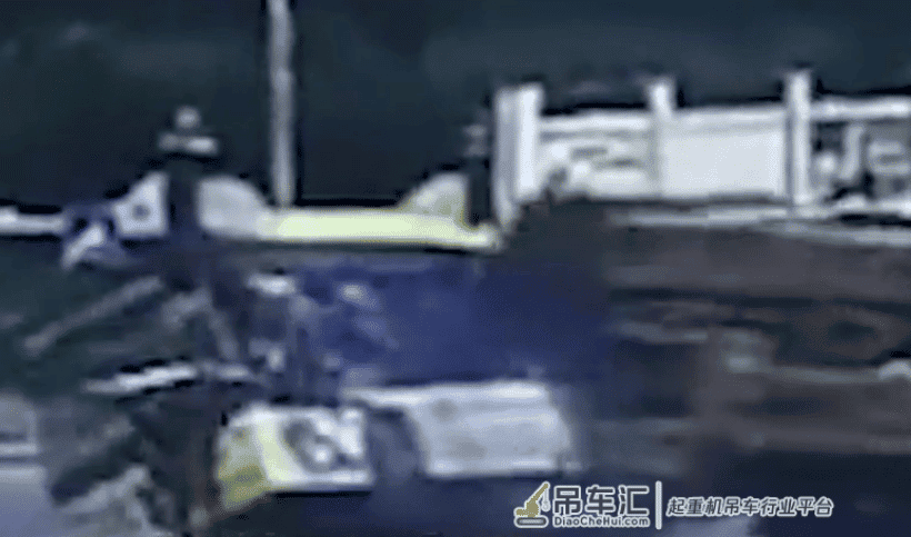 海南:吊车闯红灯拦腰猛撞公交车 致1死8伤 路人:这下可严重了