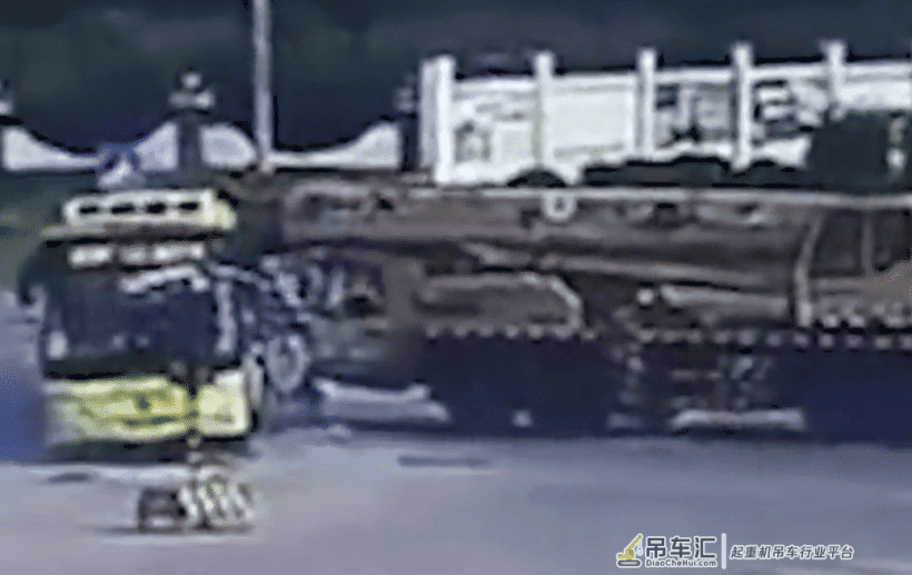 海南:吊车闯红灯拦腰猛撞公交车 致1死8伤 路人:这下可严重了