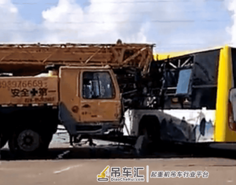 海南:吊车闯红灯拦腰猛撞公交车 致1死8伤 路人:这下可严重了