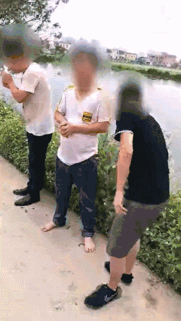 珠海男子开豪车冲进水塘,车主竟阻止吊车打捞,整车报废!