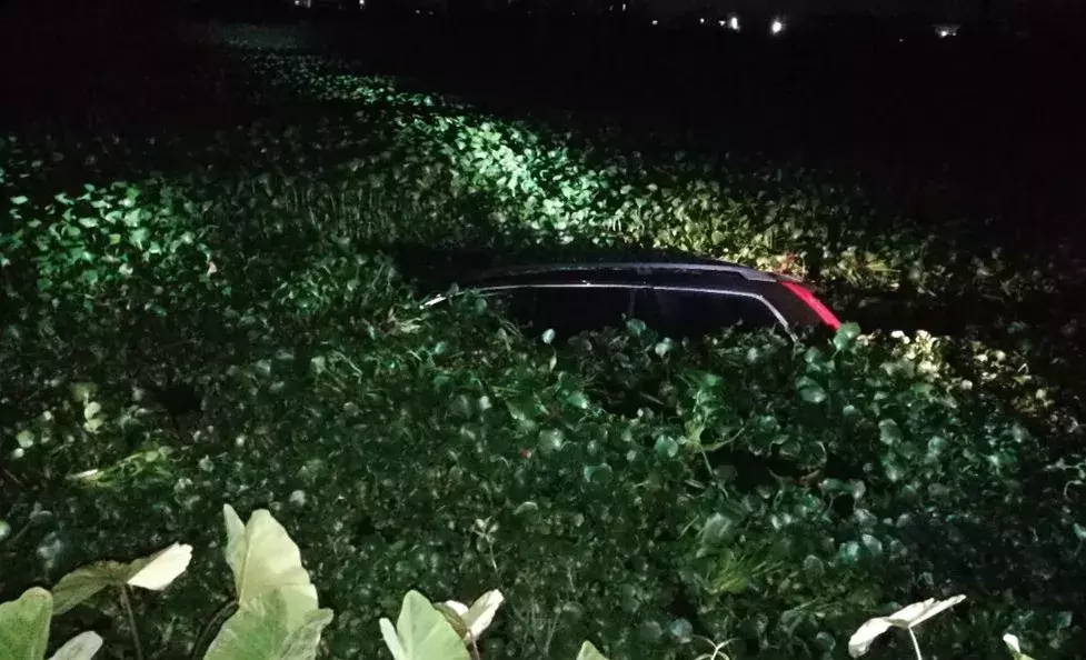 珠海男子开豪车冲进水塘，车主竟阻止吊车打捞，整车报废！