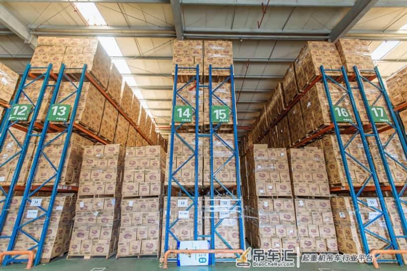 为了宝宝的屁屁,中通竟然动用了大型起重机和集卡车