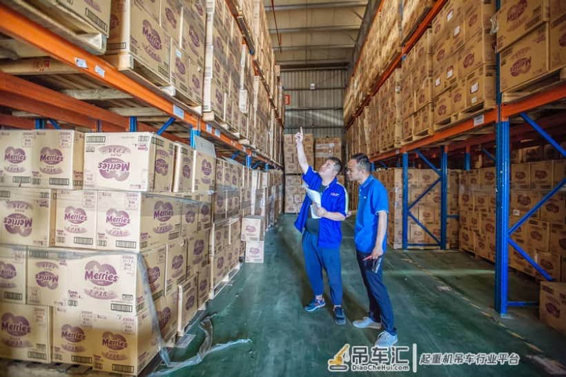 为了宝宝的屁屁,中通竟然动用了大型起重机和集卡车