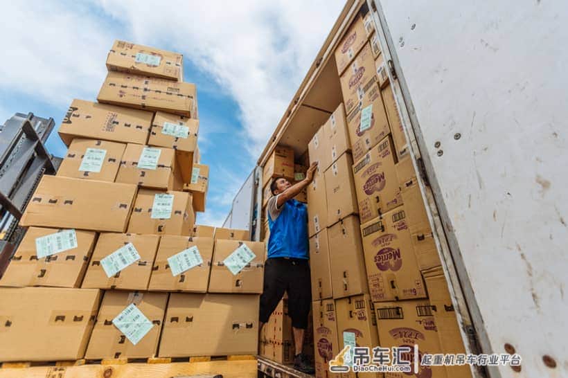 为了宝宝的屁屁,中通竟然动用了大型起重机和集卡车