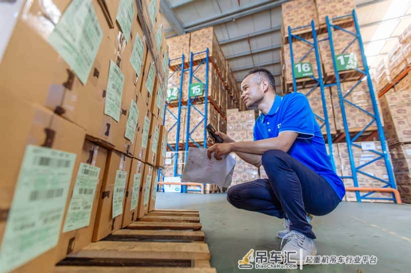 为了宝宝的屁屁,中通竟然动用了大型起重机和集卡车
