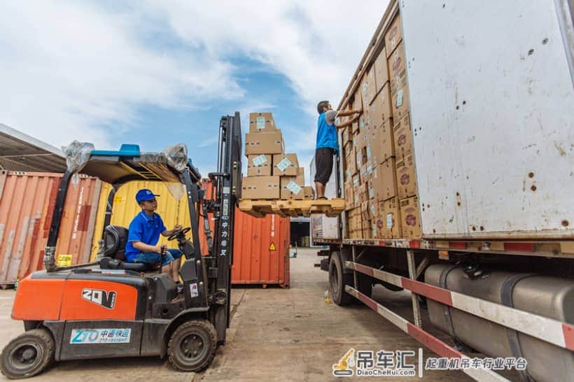 为了宝宝的屁屁,中通竟然动用了大型起重机和集卡车