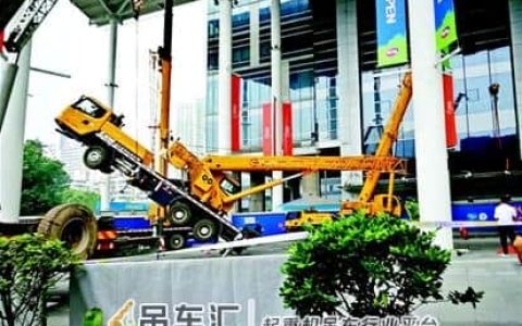 吊车突然翘翻 吊臂着地致3人受伤