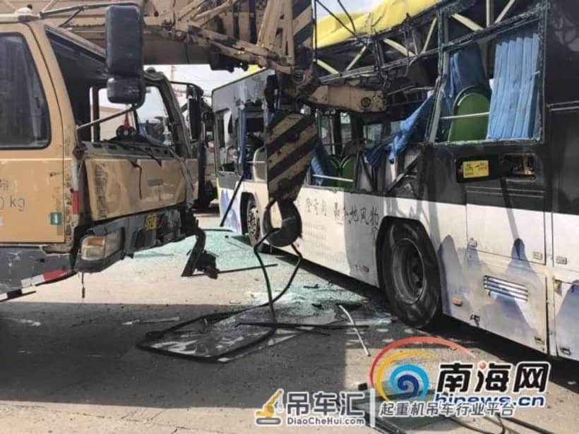 最新!海口公交车与吊车相撞事故原因查明了!伤者回忆惊魂瞬间…