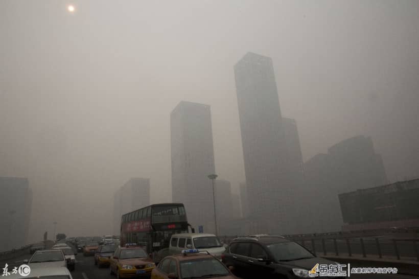 北京，雾霾中的起重机，汽车行驶在雾霾中，市民走在雾霾中