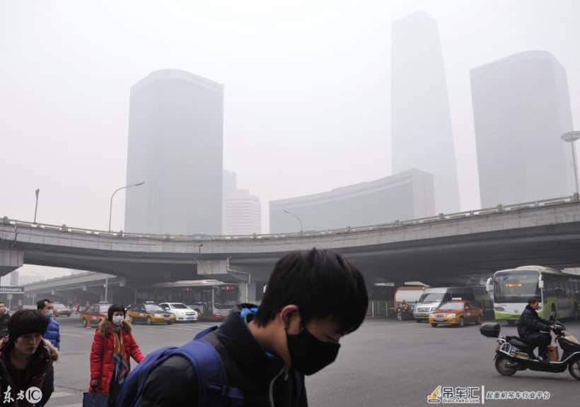 北京，雾霾中的起重机，汽车行驶在雾霾中，市民走在雾霾中