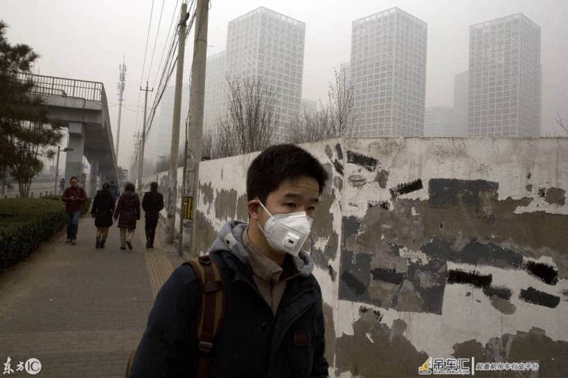 北京，雾霾中的起重机，汽车行驶在雾霾中，市民走在雾霾中