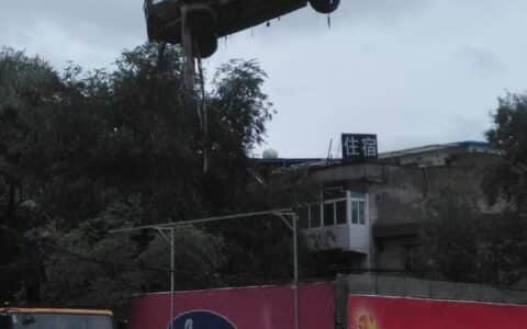 兰州：大水冲走路边汽车 吊车现场打捞