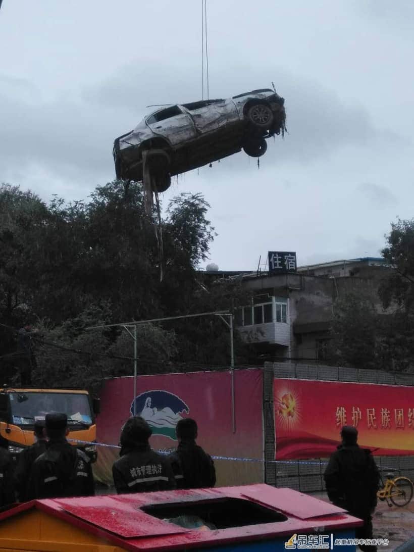 兰州：大水冲走路边汽车 吊车现场打捞