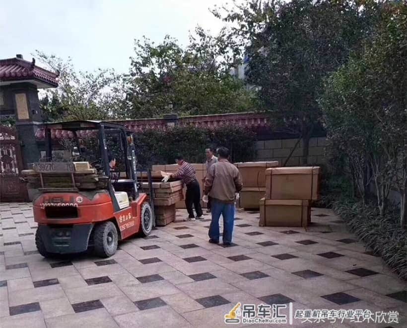 浙江一土豪50万元购买全套红木家具，因楼层太高，动用起重机