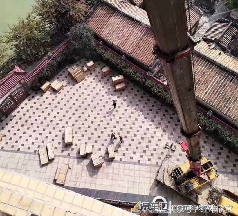 浙江一土豪50万元购买全套红木家具,因楼层太高,动用起重机