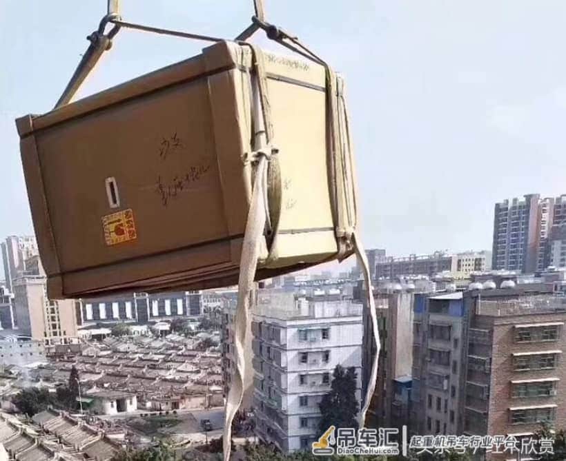 浙江一土豪50万元购买全套红木家具,因楼层太高,动用起重机