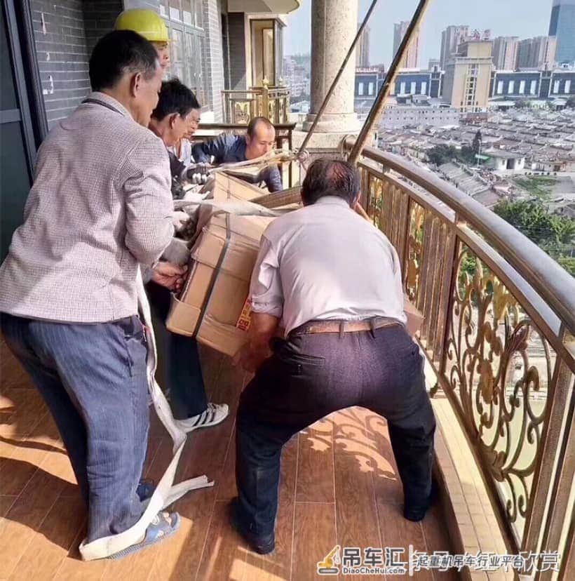 浙江一土豪50万元购买全套红木家具,因楼层太高,动用起重机