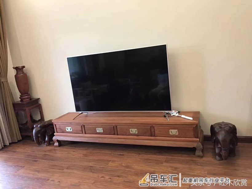 浙江一土豪50万元购买全套红木家具,因楼层太高,动用起重机