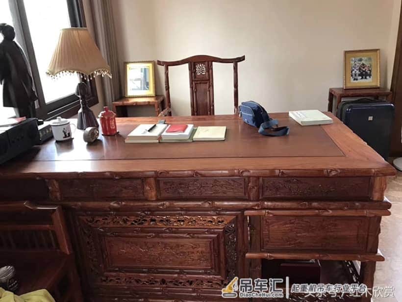 浙江一土豪50万元购买全套红木家具,因楼层太高,动用起重机