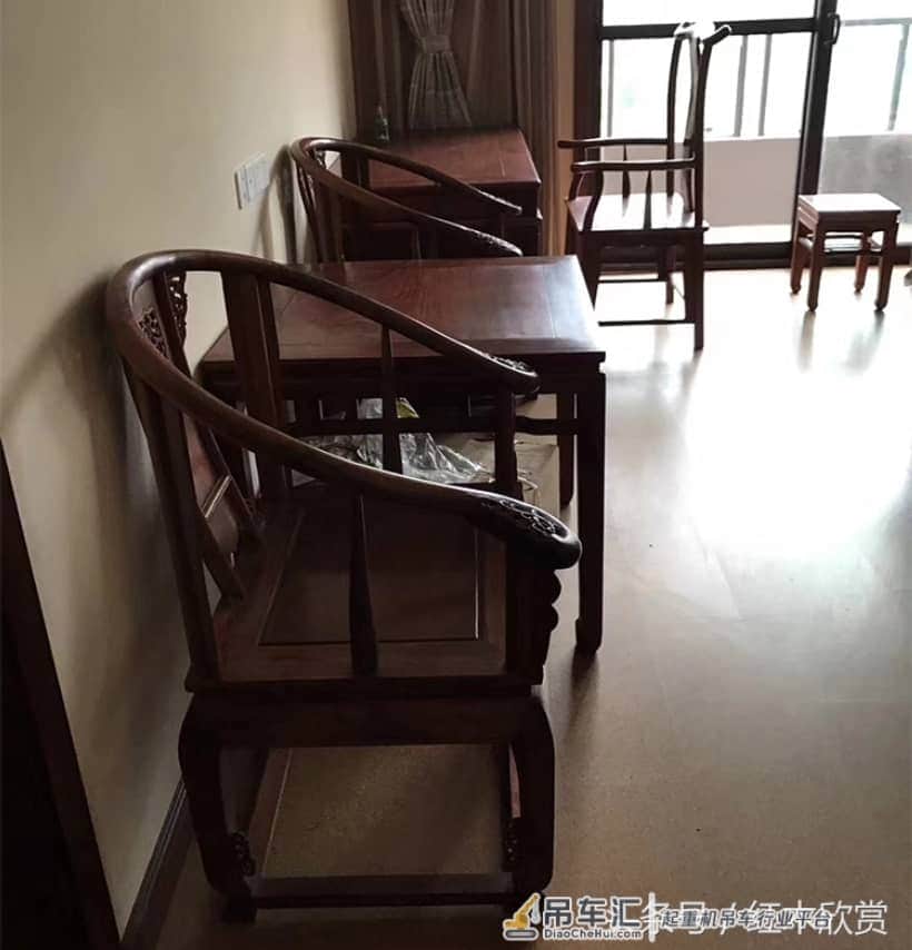 浙江一土豪50万元购买全套红木家具,因楼层太高,动用起重机