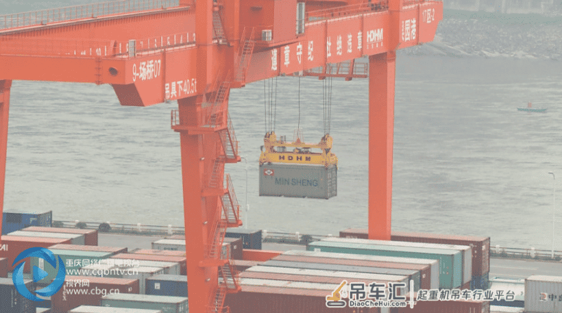 坐在办公室开起重机 果园港智能化建设不断升级