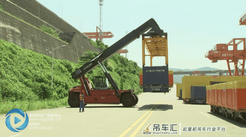 坐在办公室开起重机 果园港智能化建设不断升级