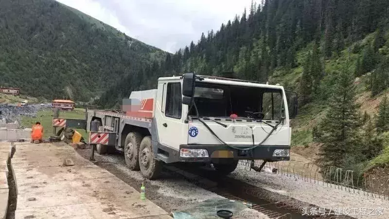 吊梁翻车事故:一台后翻,一台转盘撕裂,现场惊心动魄!